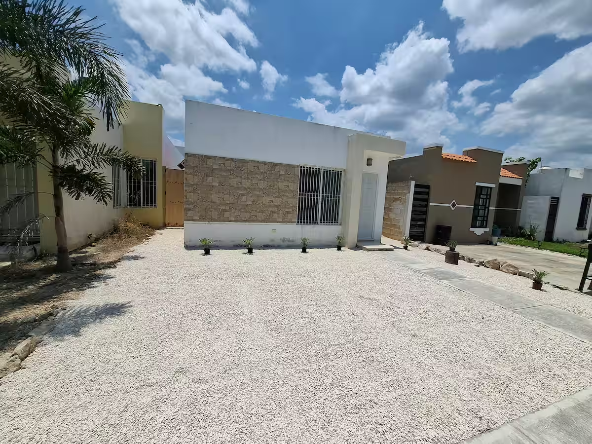 Casa tranquila en privada | 2 recámaras, estudio y excelente ubicación en Mérida